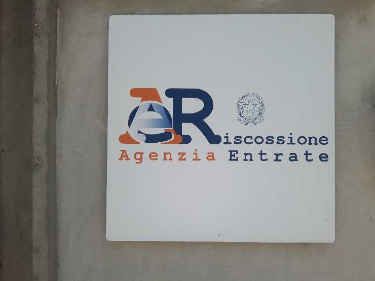insegna agenzia delle entrate