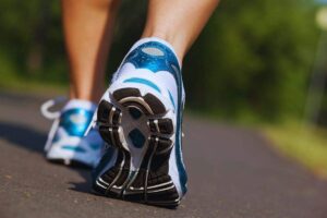 piedi con scarpe da ginnastica mentre camminano
