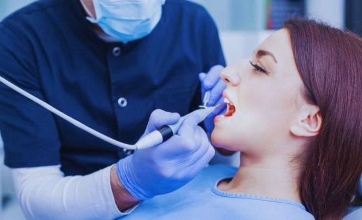 ragazza dal dentista