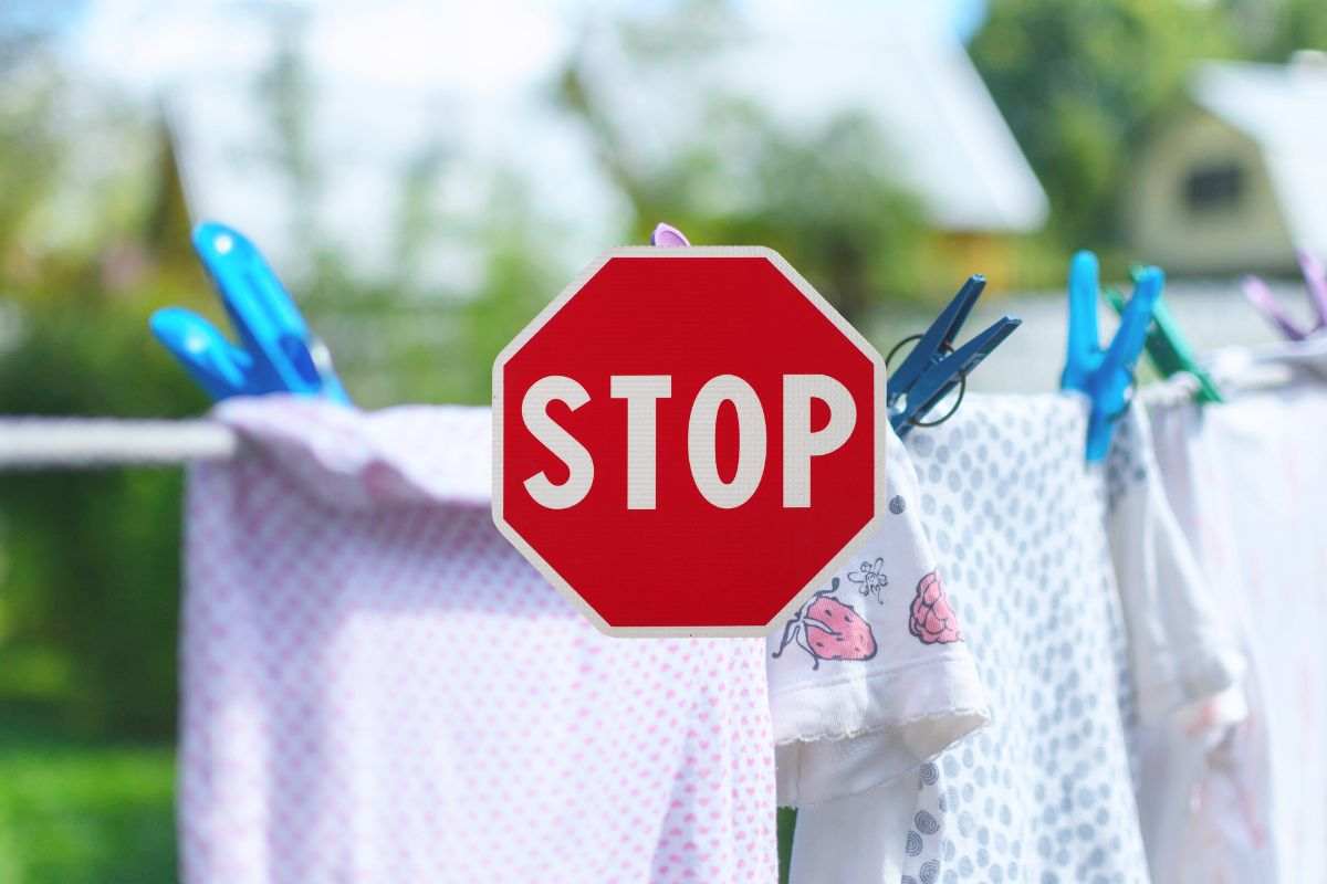 dei panni stesi e il cartello stop