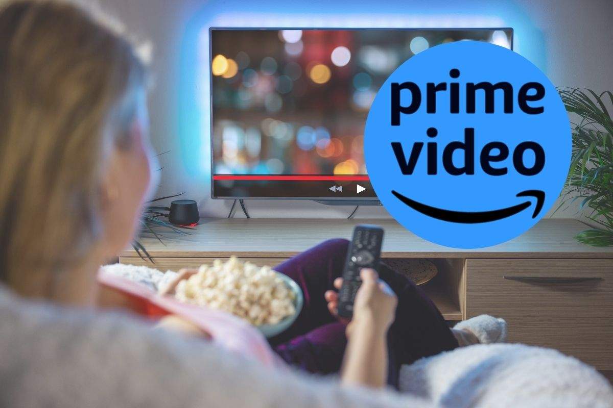 una persona guarda la tv con i popcorn e nel cerchietto il logo di prime