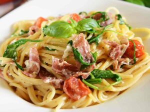 spaghetti con prosciutto e pomodoro