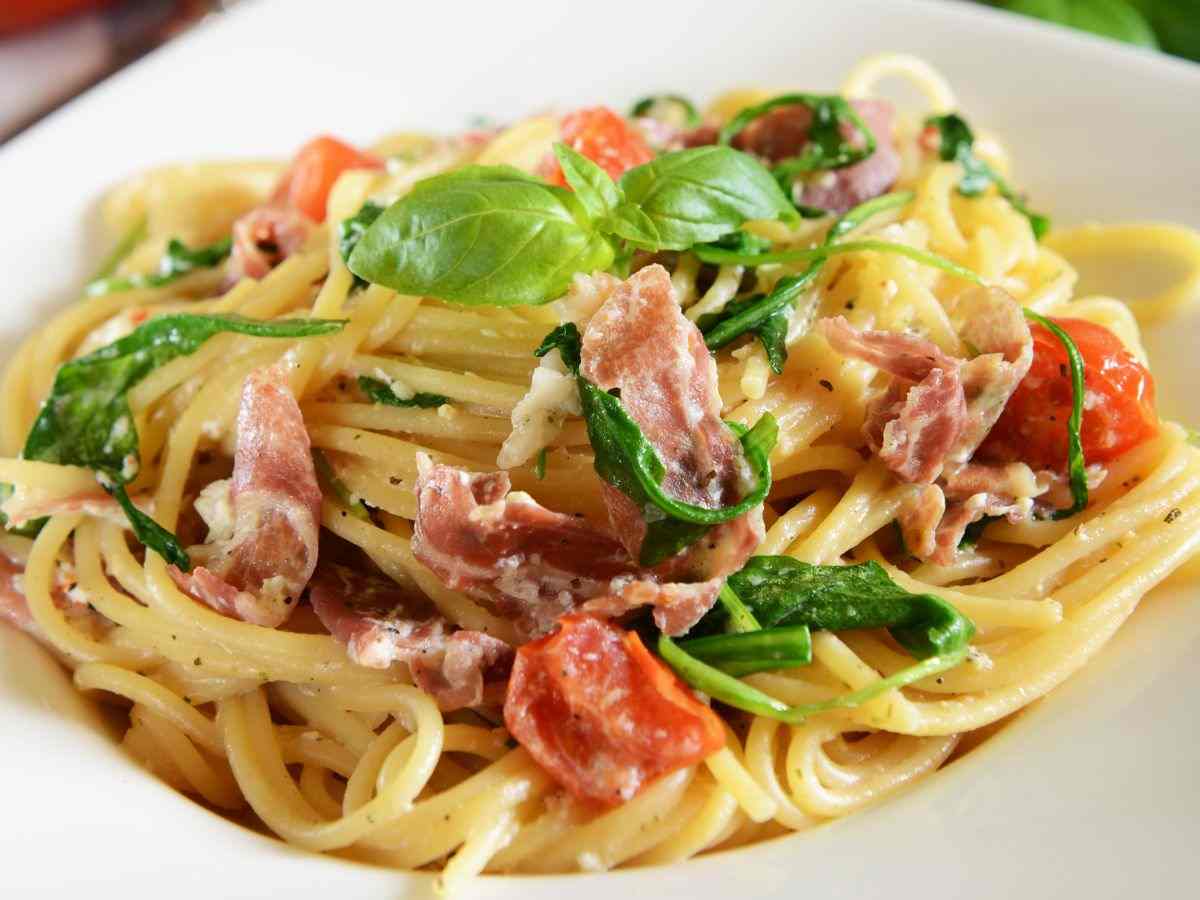 spaghetti con prosciutto e pomodoro