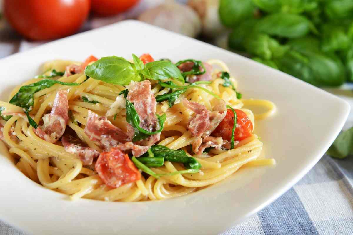 spaghetti con pomodorini e prosciutto