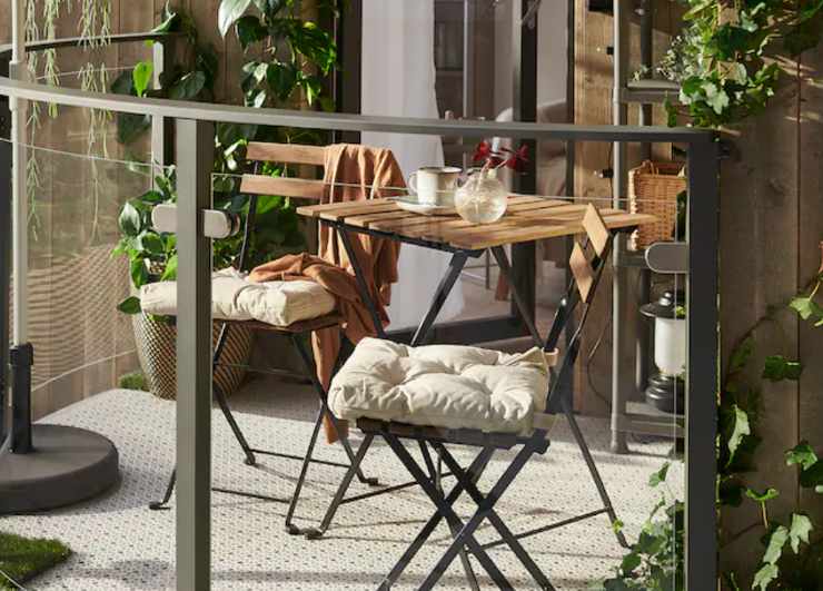 tavolo e sedie su un balcone tärno