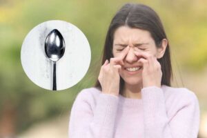 una ragazza si gratta gli occhi e un cucchiaio