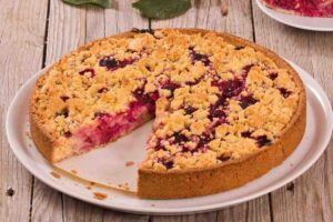 crostata su piatto bianco