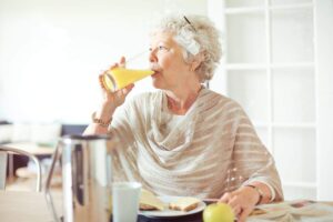 signora che beve aranciata