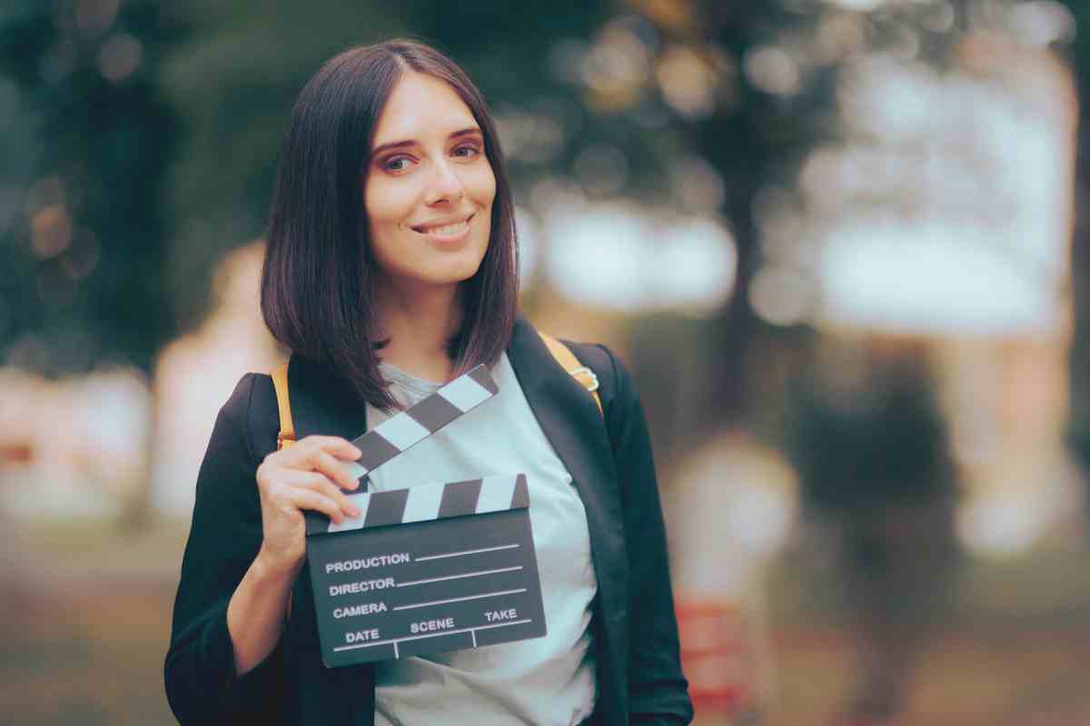 attrice che tiene in mano un ciack